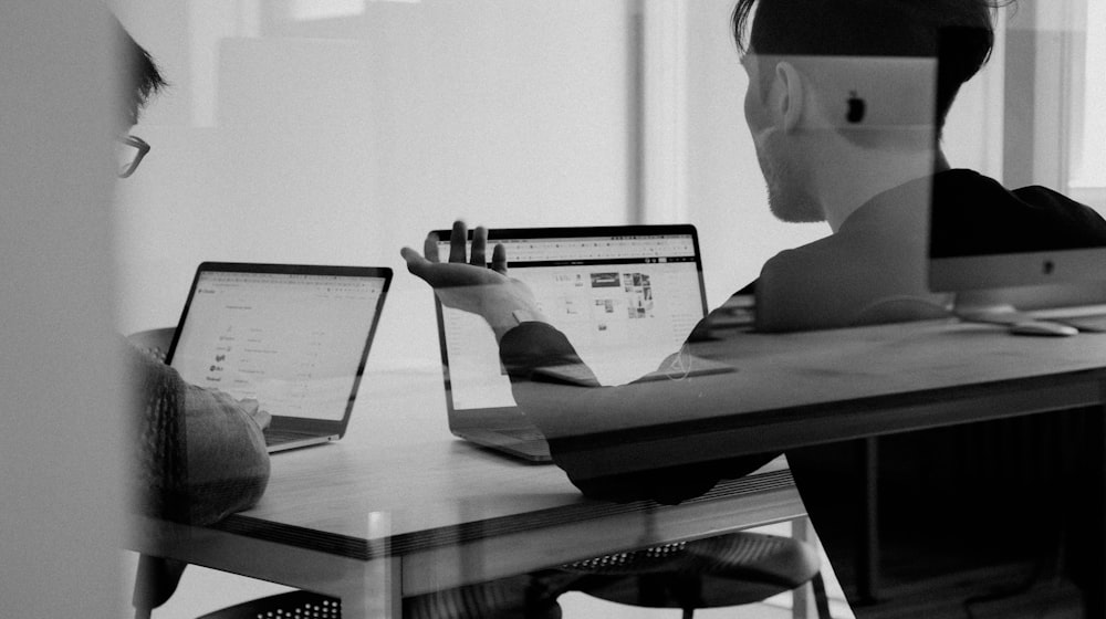 Illustration conseil — collaboration d'équipe — Cahier des charges site web : modèle pour ne rien oublier en 2026