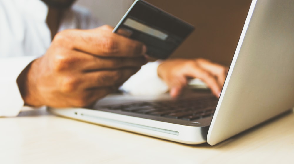 Vitrine locale Trappes — exemple de page service corrigée